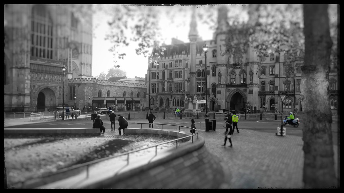 MPSWestminster's tweet photo. Around changing of the Queens Life Guard earlier with @MetTaskforce & @MODPolice police providing high visibility and reassurance to the local community and business in the area. #WestminsterAbbey #HorseGuardsParade #ProjectServator @TfL @HCav1660 @BritishArmy @MPSRoyal_Parks https://t.co/MSF4rfC0AV