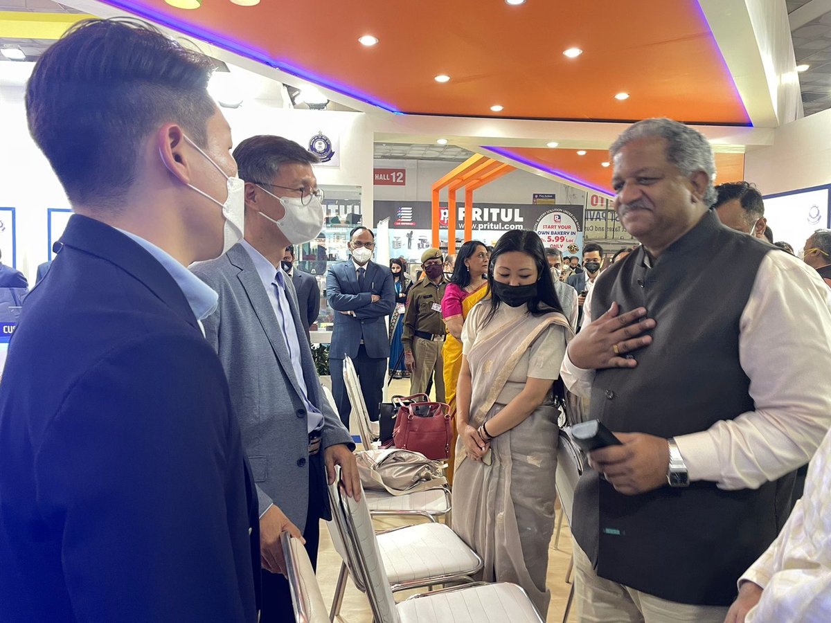 investindia's tweet photo. .@cbic_india hosted a session with @investindia at #IndiaInternationalTradeFair on 'Manufacturing &amp; Other Operations in a Customs Bonded Warehouse (MOOWR) Scheme' - aimed at bolstering #NewIndia's #MakeInIndia initiative!

#Manufacturing @makeinindia @FinMinIndia https://t.co/AIuV8Ycz9N