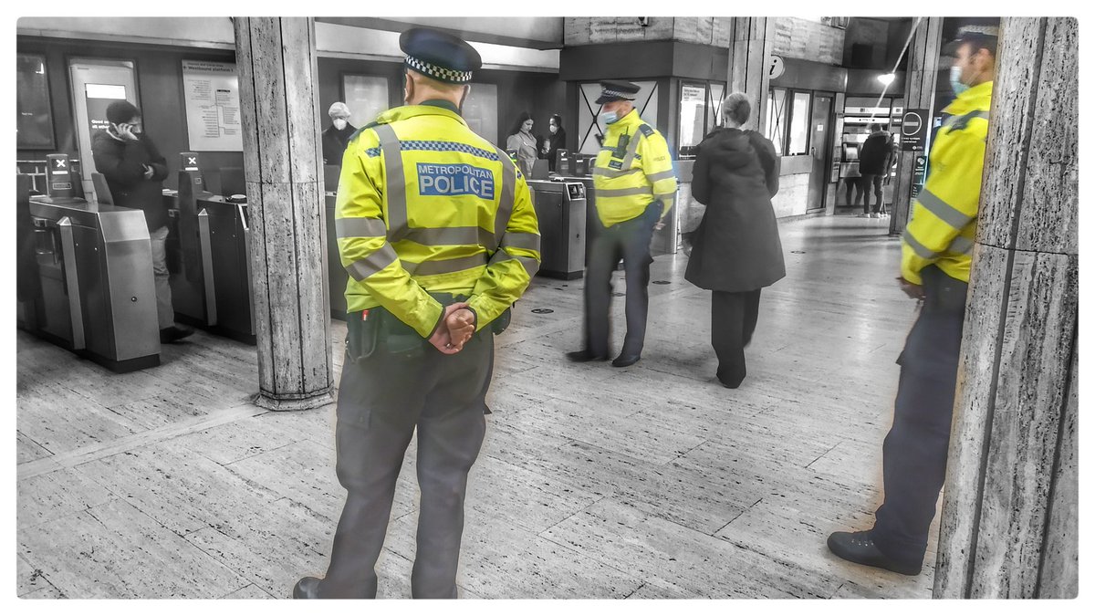 MPSWestminster's tweet photo. Around changing of the Queens Life Guard earlier with @MetTaskforce & @MODPolice police providing high visibility and reassurance to the local community and business in the area. #WestminsterAbbey #HorseGuardsParade #ProjectServator @TfL @HCav1660 @BritishArmy @MPSRoyal_Parks https://t.co/MSF4rfC0AV