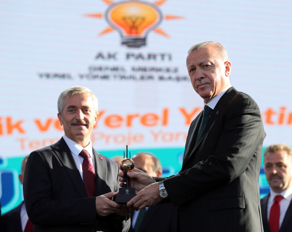 mtahmazoglu's tweet photo. Bugün, gençlerimiz için hayata geçirdiğimiz birbirinden değerli çalışmalarımızdan dolayı Cumhurbaşkanımız tarafından ödüle layık görüldük.

Ödülümüzü Cumhurbaşkanımız Sn. @RTErdogan’nın elinden almak bizim için büyük bir gururdu.

Gençlerimiz için çalışmaya devam edeceğiz. https://t.co/EhZEnsSCUh