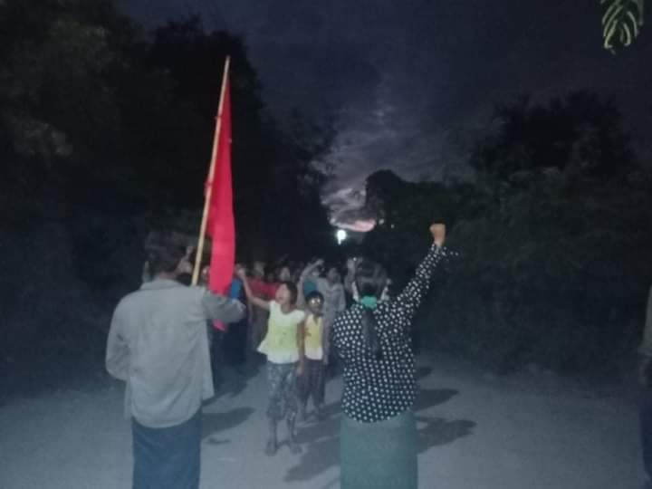 december132021's tweet photo. Locals from #YayKyiPin Village, Yinmarpin Tsp staged a regular evening strike to protest against the military dictatorship.
#TortureToDeathByJunta
#Nov16Coup
#WhatsHappeningInMyanmar https://t.co/4eHy5Fxqqs