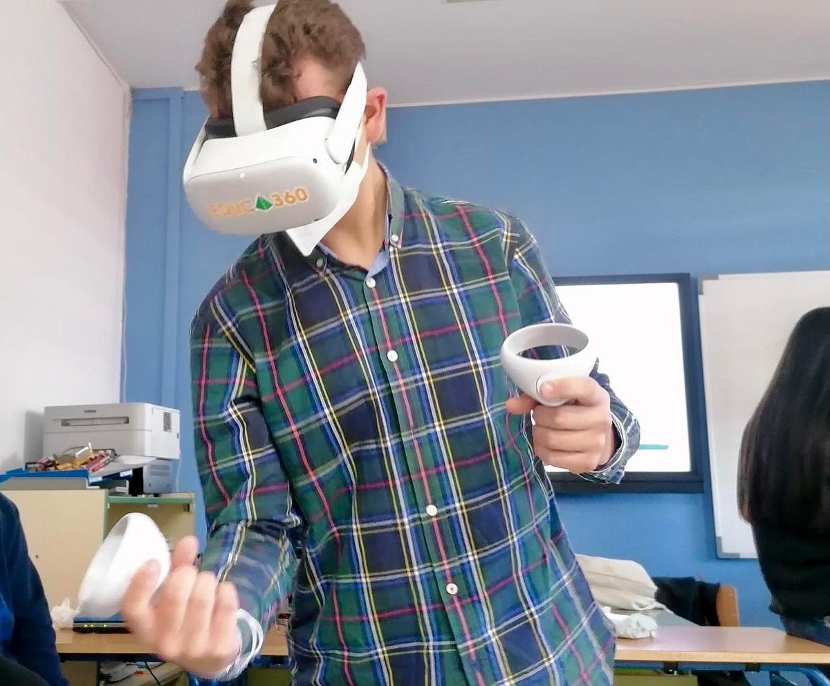 Techmakers_Stem's tweet photo. ¡Cada vez son más los centros educativos que disfrutan de las grandes ventajas y propuestas didácticas de los TALLERES DE #ReactivaFP ! 😲Mirad el alumnado del @IESFQ utilizando los escenarios de realidad virtual🚀💥
#stem #fp #rv #realidadvirtual #educacion #educaciontecnologica https://t.co/KMI34agaHF