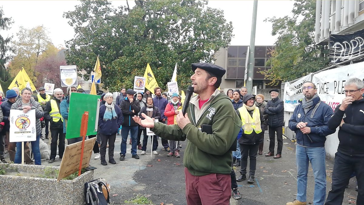 ConfPaysanne's tweet photo. Deux cents personnes rassemblées devant la DDPP de #Pau pour dire non à la réglementation #grippeaviaire. Règlementation mortifère pour le #pleinair. #sauvonslepleinair https://t.co/UMlT9D8SNq