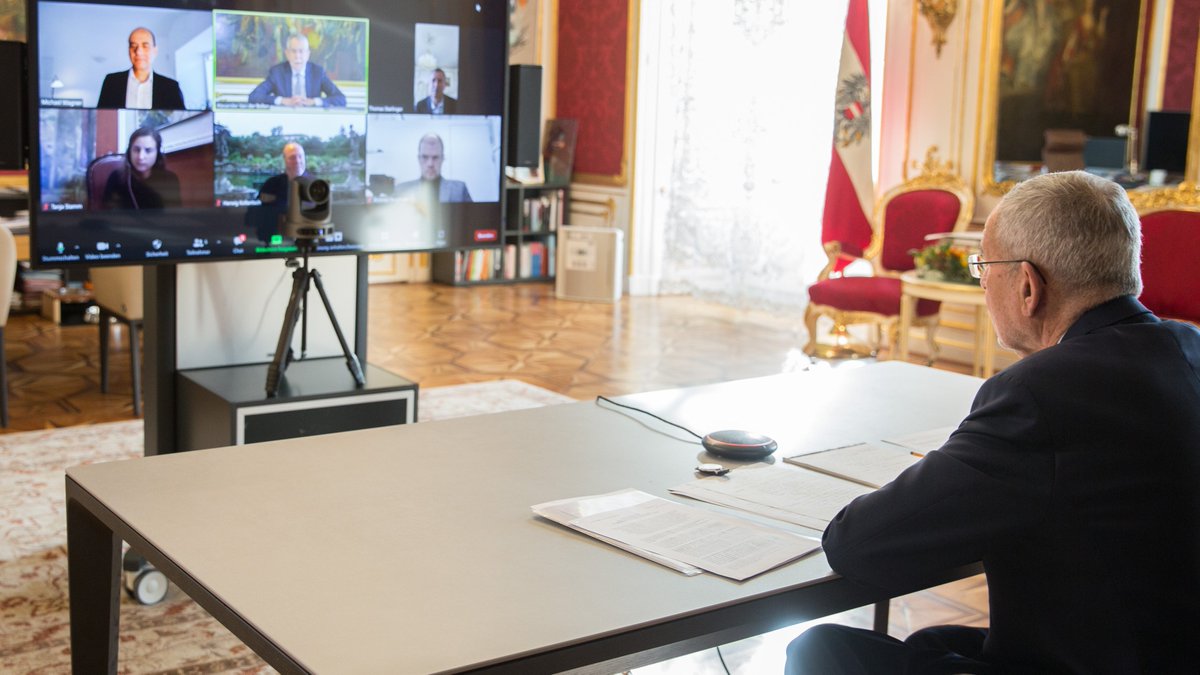 vanderbellen's tweet photo. Interdisziplinäre Online-Konferenz mit namhaften Wissenschaftlerinnen &amp; Wissenschaftlern – heute mit @abergthaler, Herwig Kollaritsch, Tanja Stamm und @MichiWagner4. Danke für ihren Rat, ihre herausragende Arbeit und ihr Engagement seit Ausbruch der #COVID19-Pandemie! (vdb) https://t.co/kfEG6ov5xK