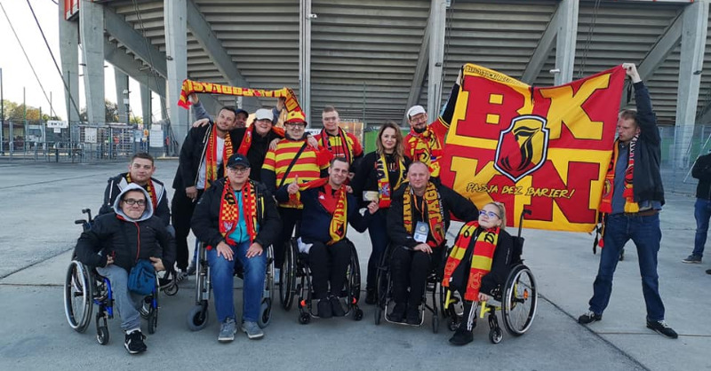 Jagiellonia1920's tweet photo. 💛 ❤️ Kibicowanie to ich styl życia. Pokonują setki kilometrów, by móc wspierać Jagiellonię Białystok i nie tylko. 🔝 Zagłosuj na Białostocki Klub Kibiców Niepełnosprawnych w plebiscycie #PodlaskaMarka! ⚽

Zagłosuj ➡️ https://t.co/Y4AmMp3oUX

Więcej ⤵️