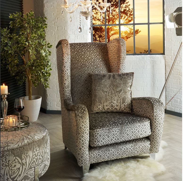 AbbotsinchSP's tweet image. Make a statement in your home with this stunning Regency throne chair from the @scssofas @LlewelynBowen range. 👑

#SCSSofas #NewChair #StatementChair #StatementPiece #Interior #InteriorDesign #Home #HomeInspo #LlewelynBowen #LlewelynBowenRange
