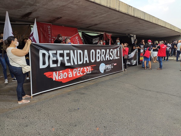 CNTE_oficial's tweet photo. @ArthurLira_ Há a necessidade de gerar emprego e renda pra população! É preciso melhorar os serviços públicos de saúde, educação e assistência. Por isso a PEC 32 (Reforma Administrativa) precisa ser derrotada, pois ela acaba com os serviços públicos e prejudica a população! #PEC32Não https://t.co/ke683Q1TPh