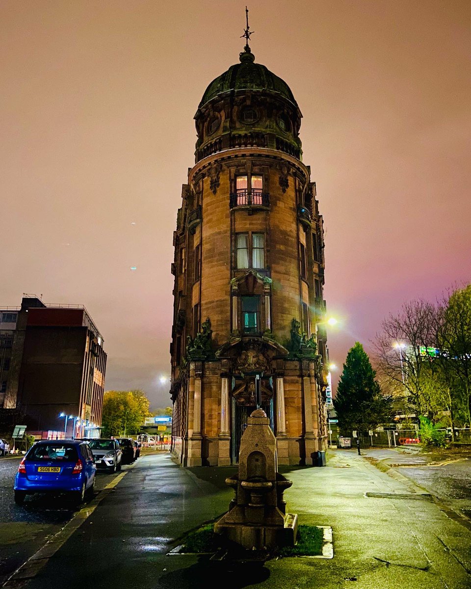 mandybum27's tweet photo. Just look up ⬆️ 

.

.

#citywalk #walkinghome #glasgow #architecture #building #moodysky #colours #colourfulsky #citysky #clouds #justlookup https://t.co/mbA9fNEhFr