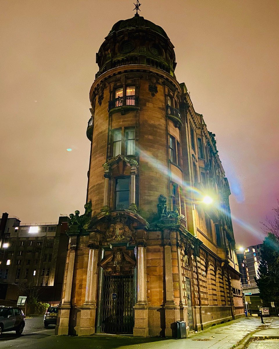 mandybum27's tweet photo. Just look up ⬆️ 

.

.

#citywalk #walkinghome #glasgow #architecture #building #moodysky #colours #colourfulsky #citysky #clouds #justlookup https://t.co/mbA9fNEhFr
