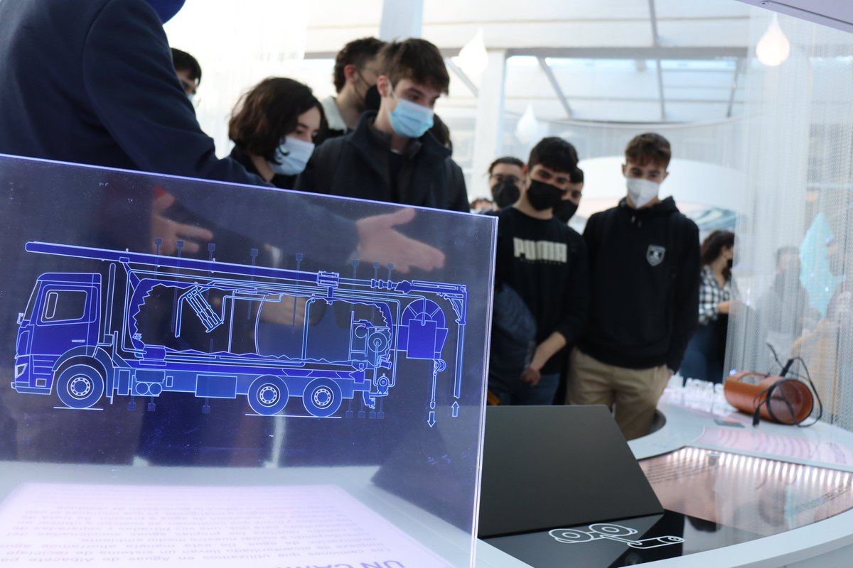 AguasdeAlbacete's tweet photo. L@s participantes del #Hackathonwize #AlbaceteCiudadInteligente han recorrido las instalaciones del #CIAb, en una visita guiada por su director, @_JulianJ, quien ha mostrado el #MuseodelAgua, #Dinapsis y el #LaboratoriodeCalidad, para acabar en el #Mirador de la #TorreDelAgua. https://t.co/MESztU7rH4