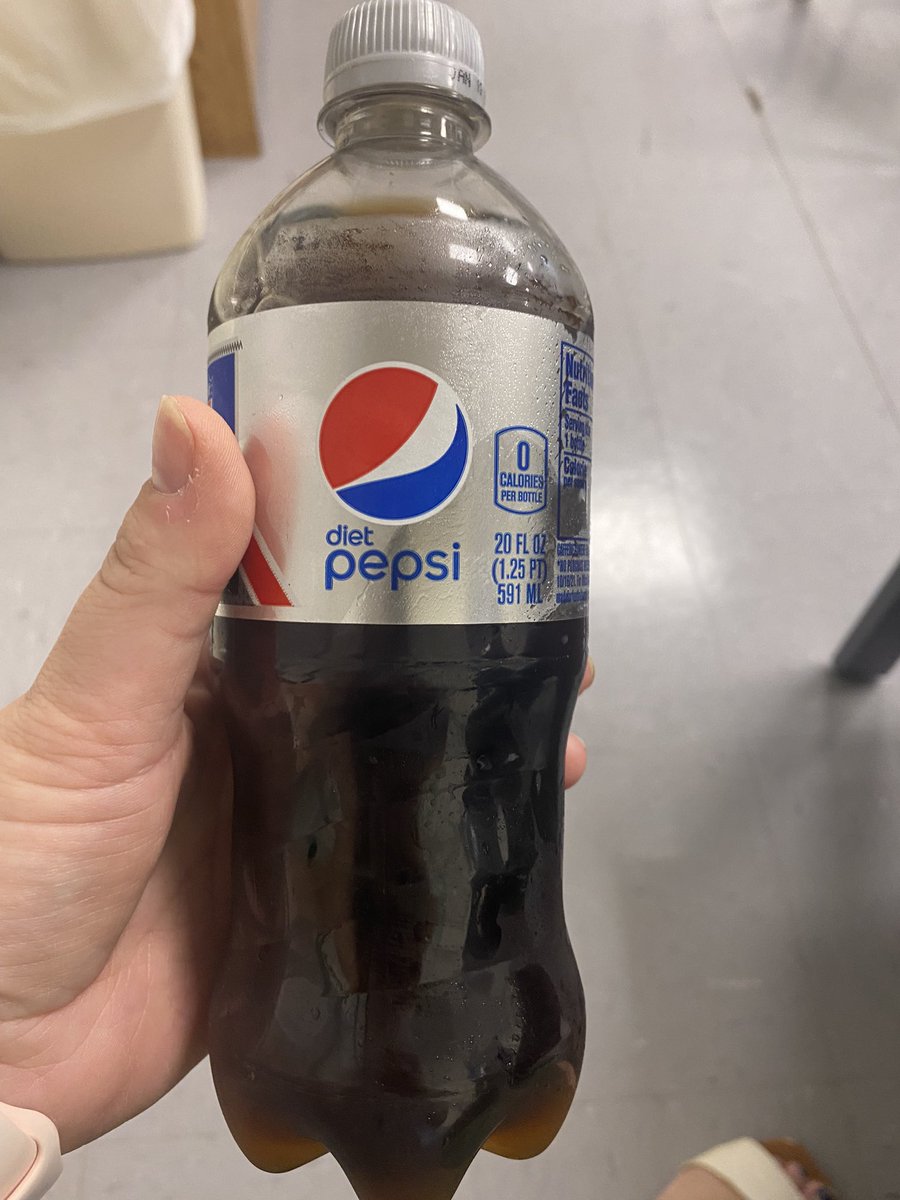 HelenLCummins's tweet photo. Cannot believe it has come to this #dietcokeaddict #dietcokeshortage @DietCoke please send supplies to Bermuda!!! https://t.co/vDH1Oupkhh