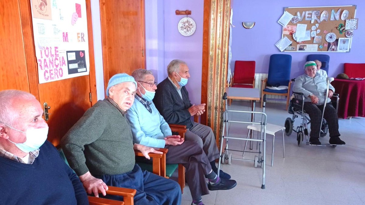 aytoledrada's tweet photo. 📸 Imágenes de la tradicional #castañada 🌰 que ha tenido lugar esta mañana en el #Colegio 👧👦 y en la #Residencia de #Ledrada 👵👴 ofrecida por el Ayuntamiento de Ledrada 😋 https://t.co/fgWTdGi1c0