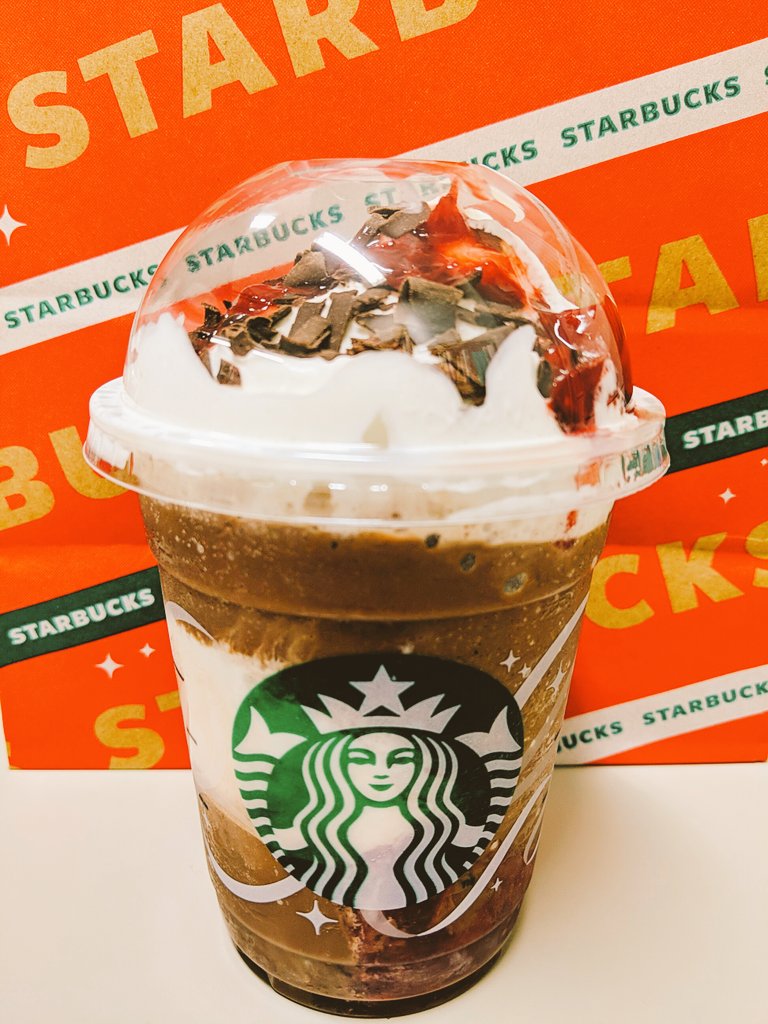 nomnom_chip's tweet photo. チョコレート ストロベリー フェスティブ フラペチーノ
美味しかった！
アポロみたいな味で美味でござる https://t.co/xushXrHQT8