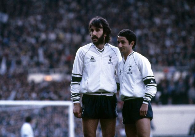 _Retroball's tweet photo. #OsvaldoArdiles 🇦🇷 y #AlbertoTarantini 🇦🇷 en el #Tottenham https://t.co/IZbmTudncJ