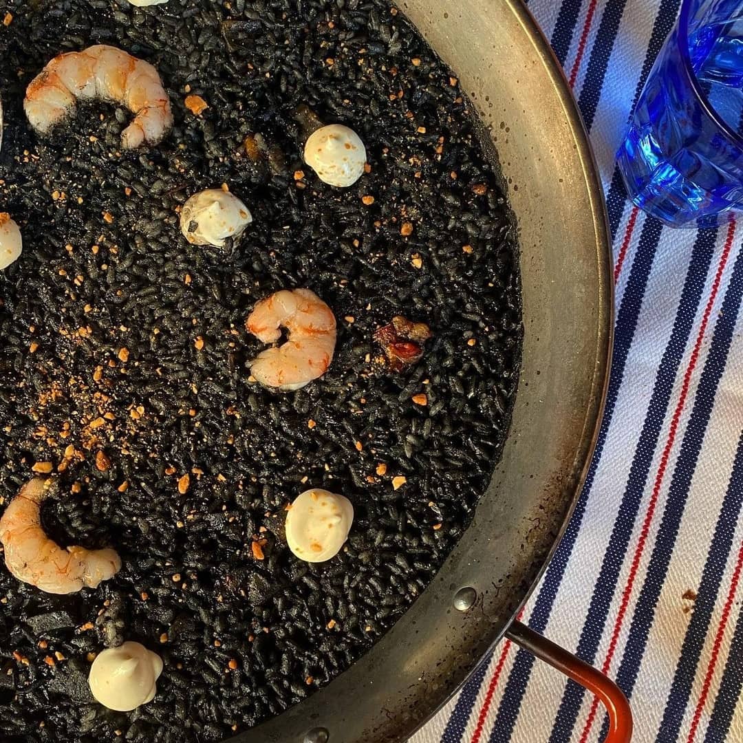 ¡Gracias @guillermorguez por sacarnos tan guapos!

La cocina tradicional, la que nos gusta, con un toque de cariño.

👵 La cocina de la abuela
🤗 Hecha por el nieto

#pasiónporlacocina #pasiónporlonuestro