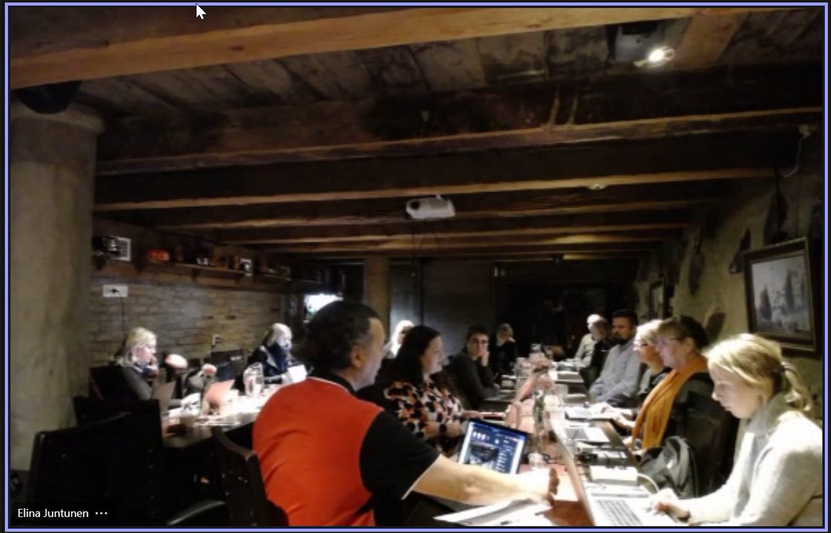 Mainio #OsuvatTaidot-hankeryhmämme pitkästä aikaa koolla samassa tilassa, osa saatu kyytiin mukaan etänä. Kerrattu hankkeen iloja, onnistumisia ja haasteen paikkoja. Tilan näkymä aavistuksen hämärä, mutta ajatus sitäkin kirkkaampi 💡🙂