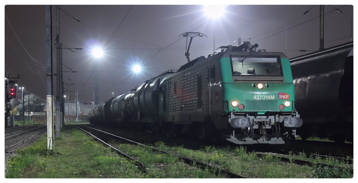 elpitch's tweet photo. Cette nuit direction Sotteville depuis Bobigny en empruntant l’itinéraire via Gisors et Serqueux avec ce petit train Multi-Lots Multi-Clients.
Il n’y avait que 8 wagons mais cela fait quand même 4 clients livrés.
Longue vie aux wagons isolés! #FretSNCF @Fret4F https://t.co/9ZygXYDoL3