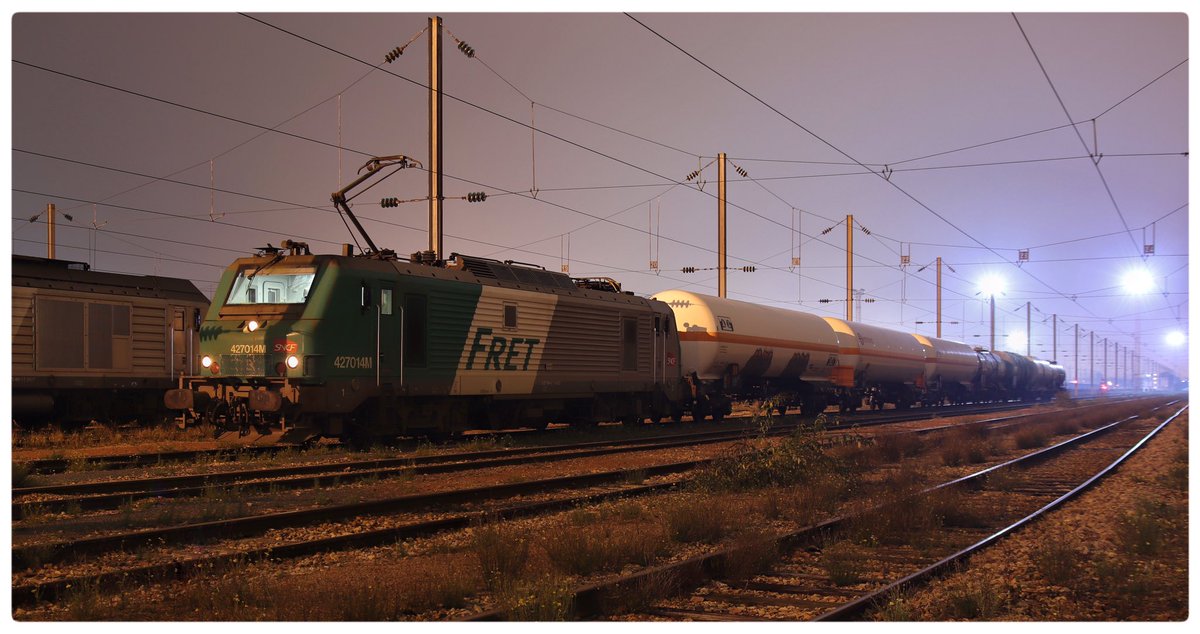 elpitch's tweet photo. Cette nuit direction Sotteville depuis Bobigny en empruntant l’itinéraire via Gisors et Serqueux avec ce petit train Multi-Lots Multi-Clients.
Il n’y avait que 8 wagons mais cela fait quand même 4 clients livrés.
Longue vie aux wagons isolés! #FretSNCF @Fret4F https://t.co/9ZygXYDoL3