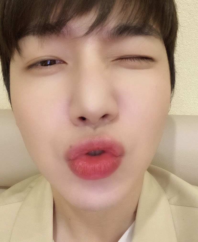 jinhoarchives's tweet photo. 211116 ✰ jinho instagram update

‘everybody dont scream, clap ~~~’ https://t.co/mA1xS9EN5w