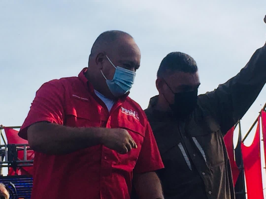 La militancia de nuestro <a href="/PartidoPSUV/">PSUV</a>, desbordó las calles para recibir al Capitán <a href="/dcabellor/">Diosdado Cabello R</a> en el Gran Cierre de Campaña.

Desde @MiCiudadSF el Zulia dice presente para la victoria de este #21Nov.

#YoSoyDeAqui☀️
#SanFranciscoTieneConQue
¡Juntos Con Am♥️r Hacemos Más!