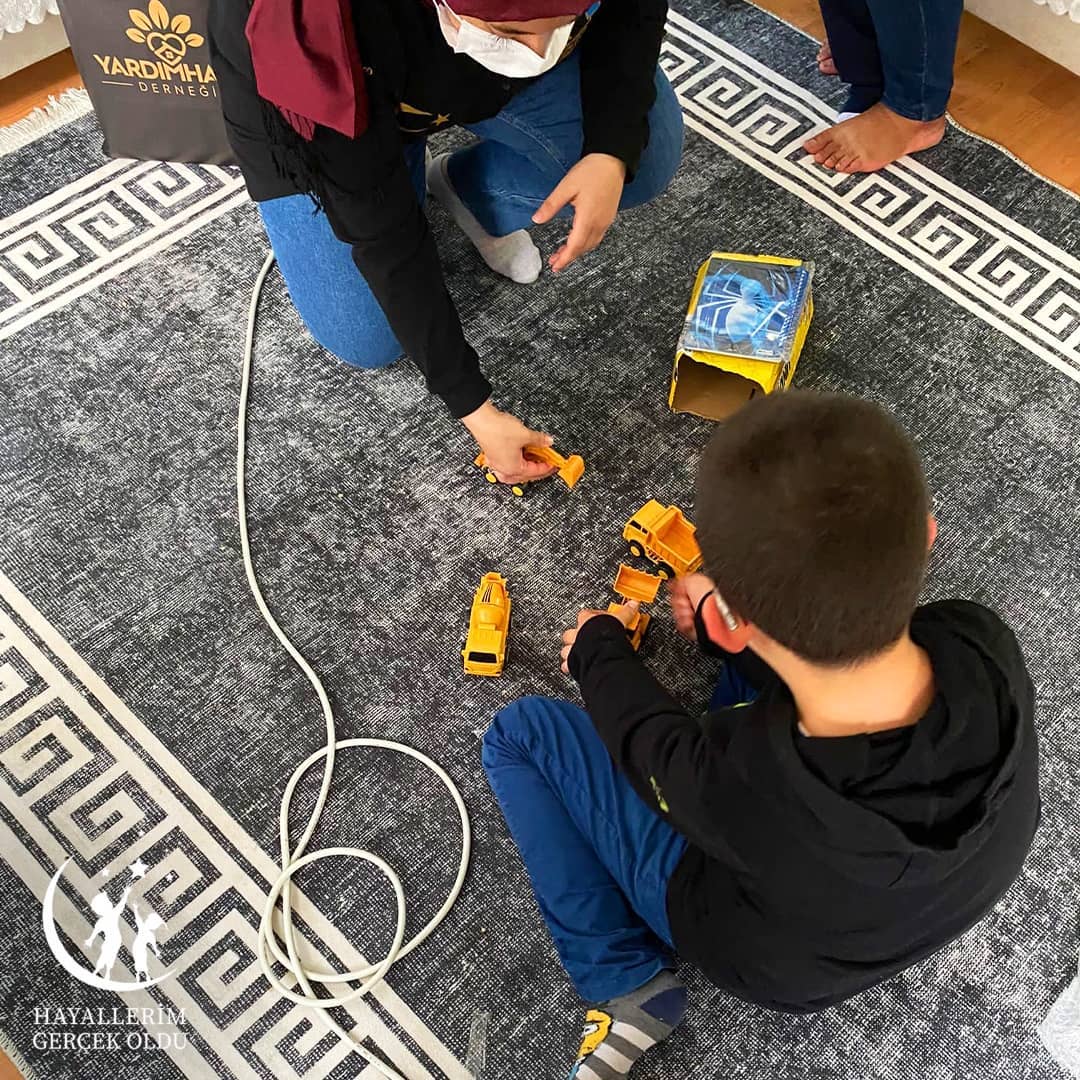 Bugün Sıraç ve kardeşi Çınar'ın hayali olan kamyon seti ve gezegenler ile oyun setini teslim etmek için birlikteydik. Birlikte oyunlar oynadık ve bilgilendik. Gülüşünüzle dünyayı ısıtmaya devam edin çocuklar 💖
#bihayalimizvar 🎈
