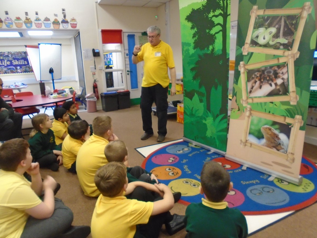 firsprimarysale's tweet photo. #MissButtersclass had some very creepy crawly visitors this morning.... tarantulas, giant African land snails, geckos, cockroaches, snakes, owls, stick insects and a tenrec! We all enjoyed learning about each animals and even got to hold some! https://t.co/oMS7tRCC6P