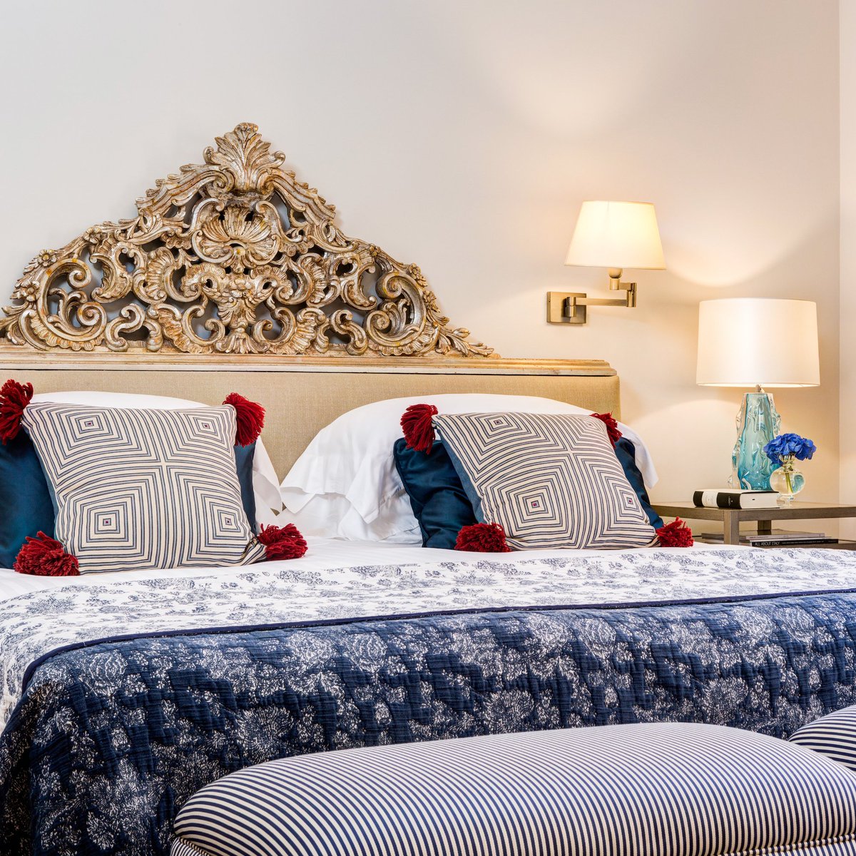 Crowned with golden sculptural accents, the Deluxe Room's plush king-sized bed is as comfortable as it is stylish. 

#RoccoForteHotels
#RoccoForte  
#Rome
#HotelDeRussie
