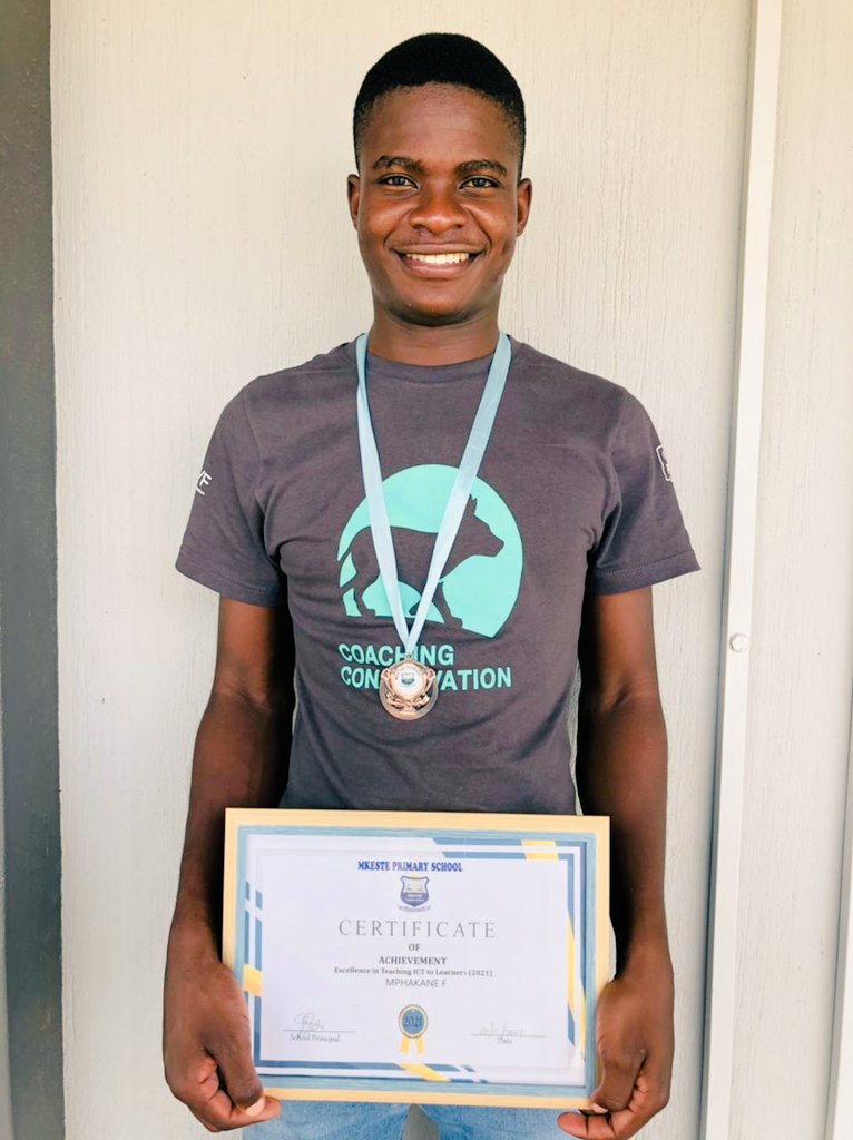 Floyd_1995's tweet photo. Let me share with you my 2021 Achievement of Excellence in teaching ICT at Mketse Primary school.
It was a tough year and challenging but I managed to stay positive and deliver my lesson to my learners. (mintirho ya vulavula)
Thank you @GwfOnline https://t.co/A5QxtTbXdd