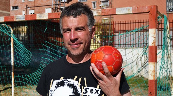 vallecasweb's tweet photo. 𝗗𝗘𝗡𝗨𝗡𝗖𝗜𝗔 | El CDV, obligado a jugar al balonmano fuera de #Vallecas: “Cuando ganamos medallas, a todo el mundo se le llena la boca”. +LEER: 👉 https://t.co/EQCl9RliVb https://t.co/v2aaQ2xvnD