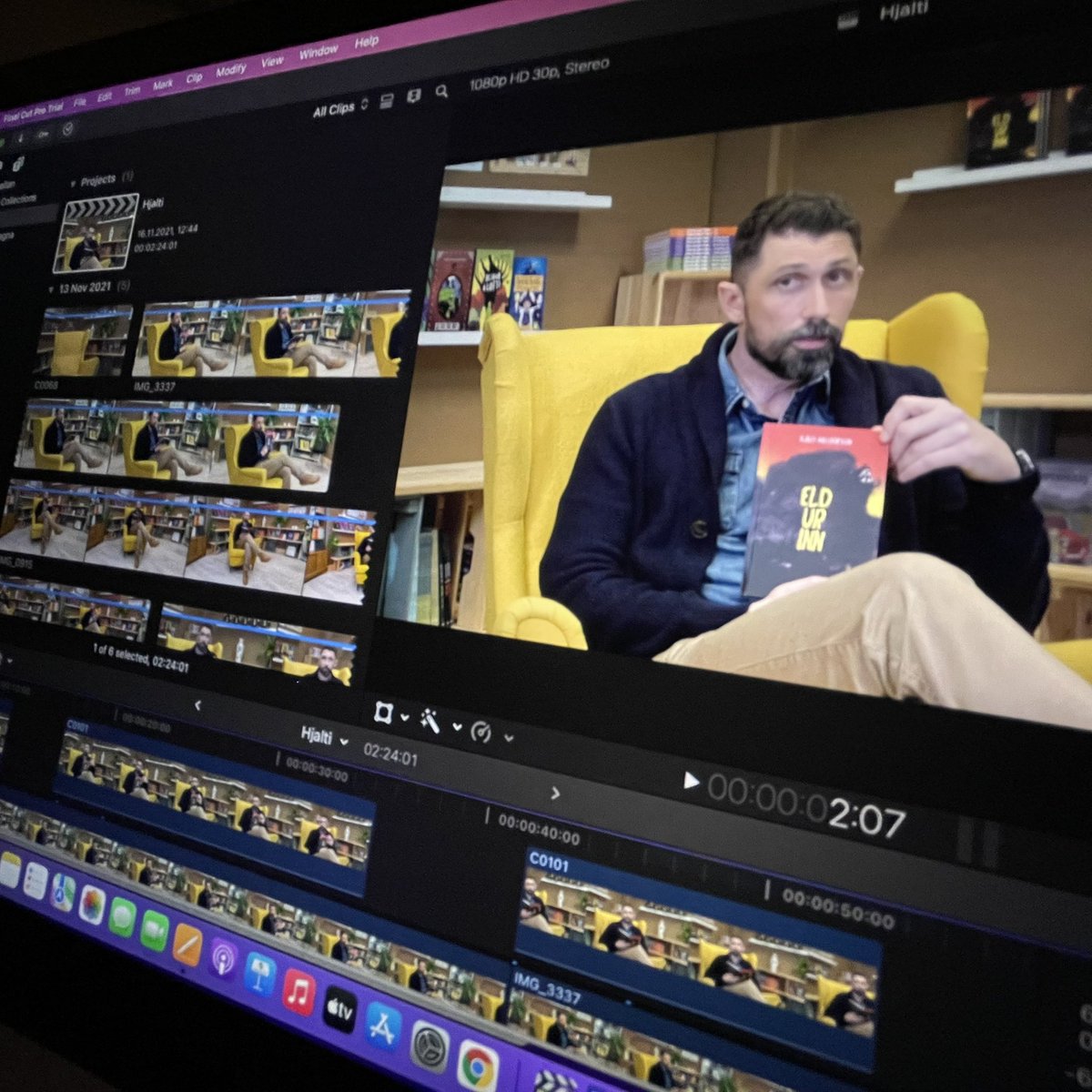 D2: Keynote, Pages, GarageBand og iMovie og iPad til að keyra öppin! Með þessum vöndli get ég og nemendur mínir skapað á ótrúlega fjölbreyttan hátt. Maður þarf ekki annað. Svo þegar mikið liggur við þá er gott að hafa FinalCutPro.  #12dagatwitter #menntaspjall