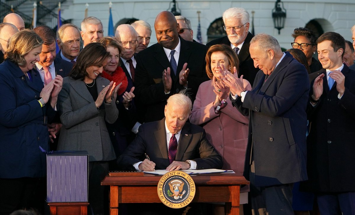 citizensclimate's tweet photo. ICYMI: The bipartisan #infrastructure bill that President Biden signed yesterday contains 2 climate-related provisions that CCL volunteers lobbied for. Read more in our recent blog post.

#ClimateChange
https://t.co/SXjuT8IymK https://t.co/XkMKQVHzTZ
