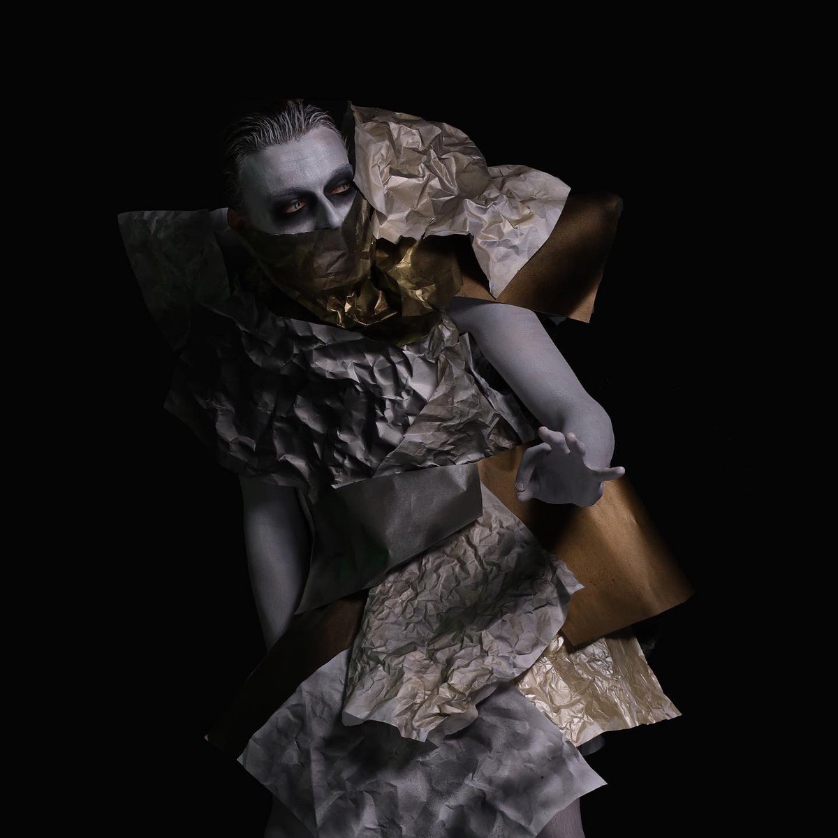 latelierAngers's tweet photo. WORKSHOP : TRIBU LUNAIRE_

Les étudiant.e.s ont du imaginer des tribus venant tout droit de la lune, inventer et réaliser le costume traditionnel (en papier : découpés, déchirés…) de leur tribu ainsi que leur langage graphique.
#angers #laaa #latelierangers #designgraphique https://t.co/NBLe57sxCk