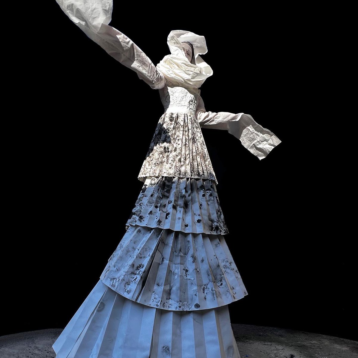latelierAngers's tweet photo. WORKSHOP : TRIBU LUNAIRE_

Les étudiant.e.s ont du imaginer des tribus venant tout droit de la lune, inventer et réaliser le costume traditionnel (en papier : découpés, déchirés…) de leur tribu ainsi que leur langage graphique.
#angers #laaa #latelierangers #designgraphique https://t.co/NBLe57sxCk