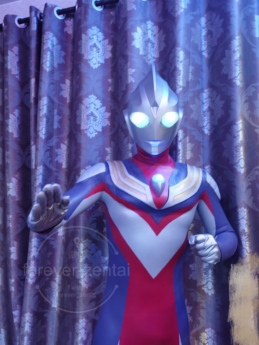 第一次cos迪迦奥特曼皮套，呼吸孔真的好小，脱的时候全身都在喷热气，虽然热，不过拍出来很帅气！part2