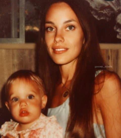 unna_chilanga's tweet photo. La mamá de Angelina Jolie 🤯♥️ https://t.co/wNPHHTp9wf