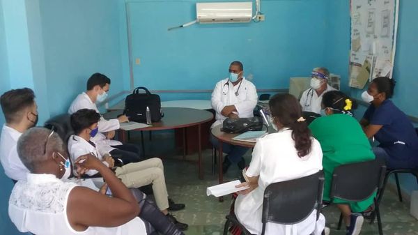 FacultaddeCien2's tweet photo. Formación Académica en Medicina Interna en el #Hospital #AleidaFernández de #Güines.
Discusión de casos, diagnósticas, revisiones bibliográficas. Por una formación docente más sólida, más eficiente, más fortalecida...Crece, investiga y pon a prueba..@FacultaddeCien2 https://t.co/vvnegrQf7S