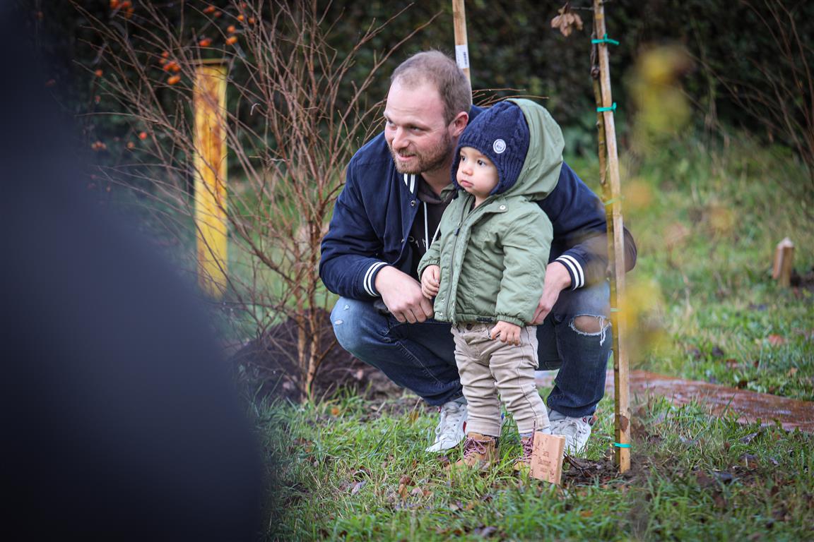 Ils étaient nombreux samedi à s’agenouiller pour trouver leur arbre… La première « forêt urbaine » a été inaugurée samedi dernier et comptabilise pas moins de 250 essences locales parrainées par les Armentiérois(es) nés en 2020.