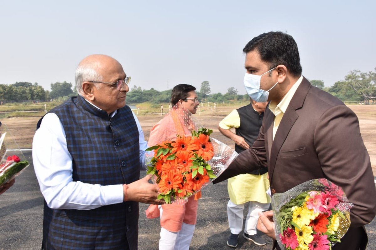 માન. મુખ્યમંત્રીશ્રી <a href="/Bhupendrapbjp/">Bhupendra Patel</a> ના અઘ્યક્ષપદે પંચમહાલ જિલ્લાના ગોધરા ખાતે યોજાયેલ સ્નેહમિલન કાર્યક્રમમાં હાજરી આપવા આવેલ CMશ્રીની પરવડી,ગોધરા હેલિપેડ ખાતે સ્વાગત કરી શુભેચ્છા મુલાકાત લીધી.<a href="/CMOGuj/">CMO Gujarat</a> @ArjunSinhBJP <a href="/jethabhaiahir/">Jethabhai Bharwad - Ahir</a> <a href="/pkumarias/">Pankaj Kumar</a> <a href="/CollectorGodhra/">Collector Panchmahal</a>