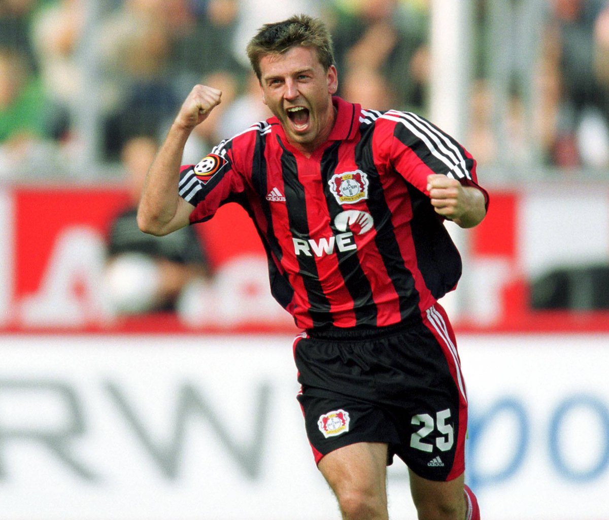 bayer04fussball's tweet photo. 🎈4️⃣8️⃣🎈
Alles Gute zum Geburtstag, "Schnix"! 🥳
Anlässlich seines Ehrentages schauen wir gerne zurück auf ein paar tolle Momente unserer #Bayer04Legende Bernd #Schneider... 🤩
▶️ https://t.co/1bwIy9Z1Is
#HappyBirthday | #Bayer04 https://t.co/MGSASkHuB5