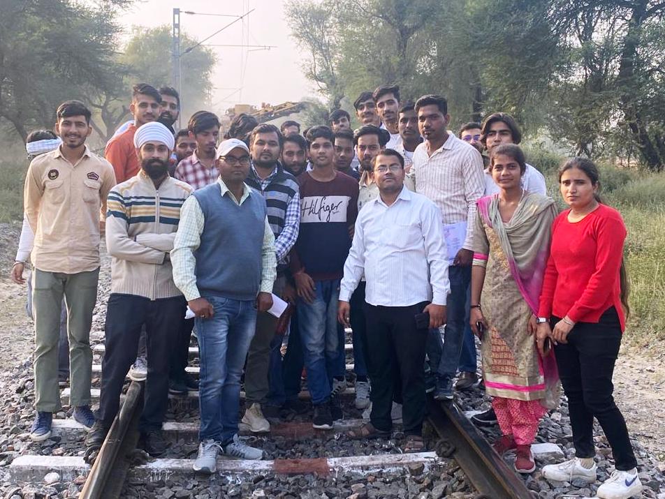 JCDVSRS's tweet photo. जेसीडी विद्यापीठ में स्थापित इंजीनियरिंग कॉलेज के 40 से अधिक विद्यार्थियों का एक दल औद्योगिक एवं शैक्षणिक भ्रमण हेतु फूलकां गांव की रेलवे विभाग के कर्मचारियों से मिला। #jcdeng #EducationalTour
https://t.co/nnWFBxsWF3 https://t.co/1LbdLuaakC