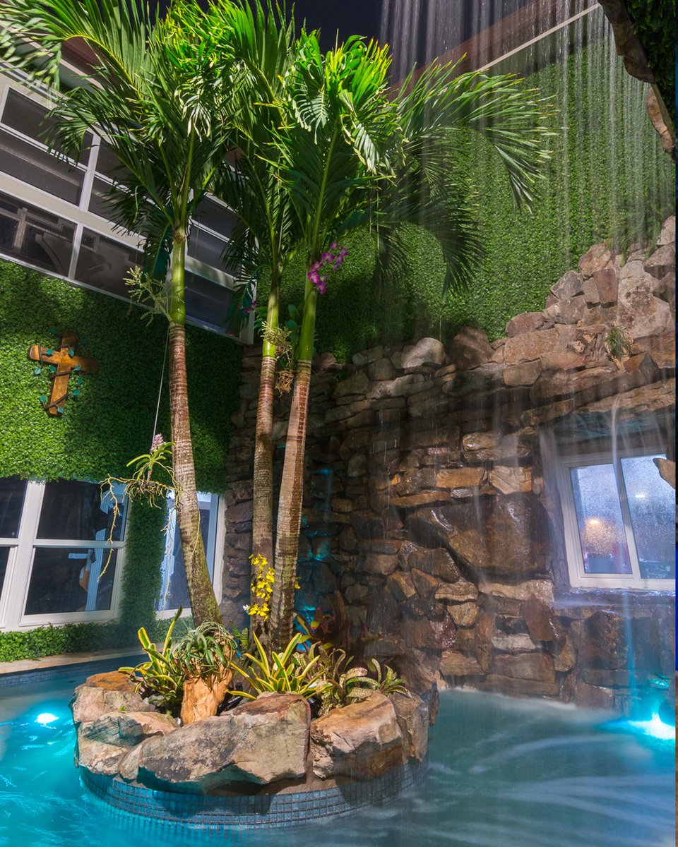 LagoonsDesign's tweet photo. Would your #insanepool have a rain curtain water feature?
#lucaslagoons #poolside #pooldesign #poolparty #raincurtain #backyardinspo https://t.co/uqUkmx58aQ