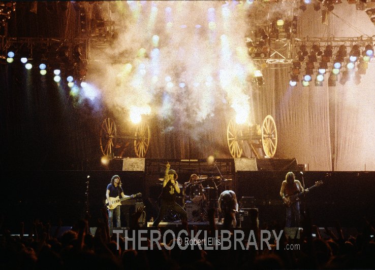 therocklibrary's tweet photo. @acdc THIS is how it looked. Wembley Oct 1982. https://t.co/WHBqAzfpJG