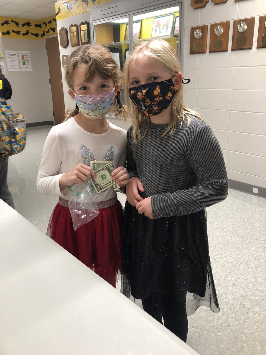 McGheeJennifer's tweet photo. At Clash of the Quarters today, a 2nd grader told @SummitPTA how she was donating the money she received from the Tooth Fairy! Love the generosity from our @summitbees! Clash of the Quarters is happening all week! @9UnitedLeaders https://t.co/19CZYmvfm8