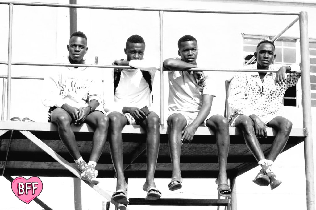 xhizzy's tweet photo. Mapenzi banaa.😂😂😂..
                #CrazyWorld🌍⚘ https://t.co/QeHHFw1Y9h