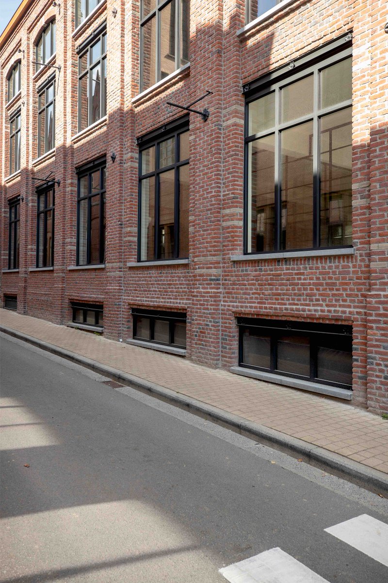Decalu_UK's tweet photo. #Decalu is a complete systems offer. It includes the Decalu88 bi-fold; the Decalu163 lift-and-slide; the Decalu88 entrance door an  casement options including Decalu 88 Steel and New Steel, designed to replicate steel commercial windows. https://t.co/5WM6RvY8zy https://t.co/XFKzrfbNKs
