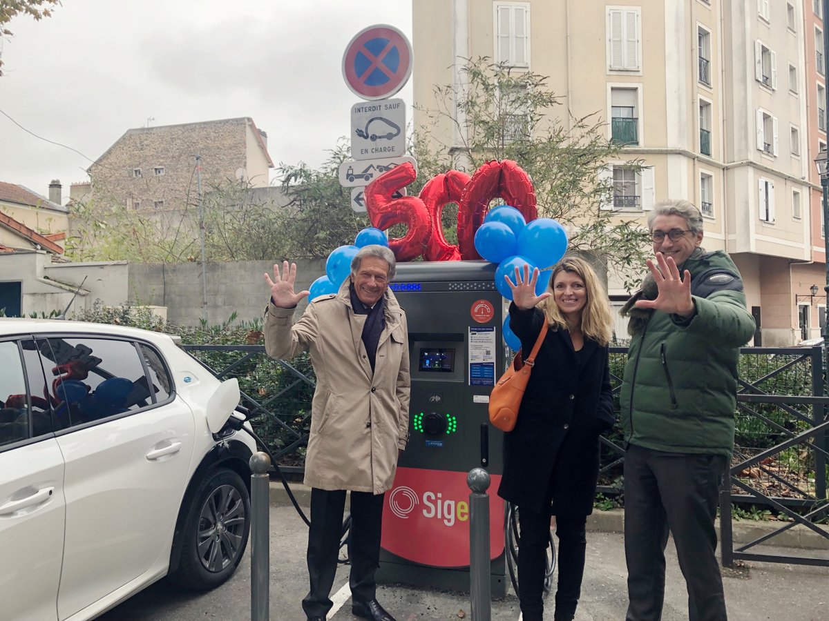 Izivia's tweet photo. Le développement de la #MobilitéElectrique continue en @iledefrance ! Grâce à notre partenariat avec le @sigeif75, nous célébrons aujourd'hui à #PavillonsSousBois la barre franchie des 500 points de charge accessibles à tous ! ⚡#SMCL21 https://t.co/msnhBcZEzq