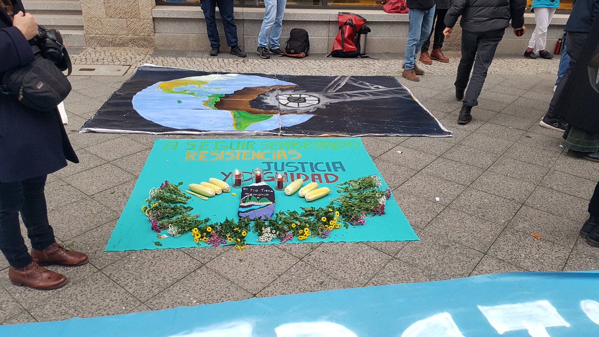 ende_gelande's tweet photo. ✊🏽✊🏼❤In anti-national solidarity with the indigenous #Yukpa who face immediate threat by coal extraction in Colombia.
#Tripods for #ClimateJustice⚒
#DevuelvanLaTierra
#EndFossilFascism https://t.co/e6T5DWt7m5