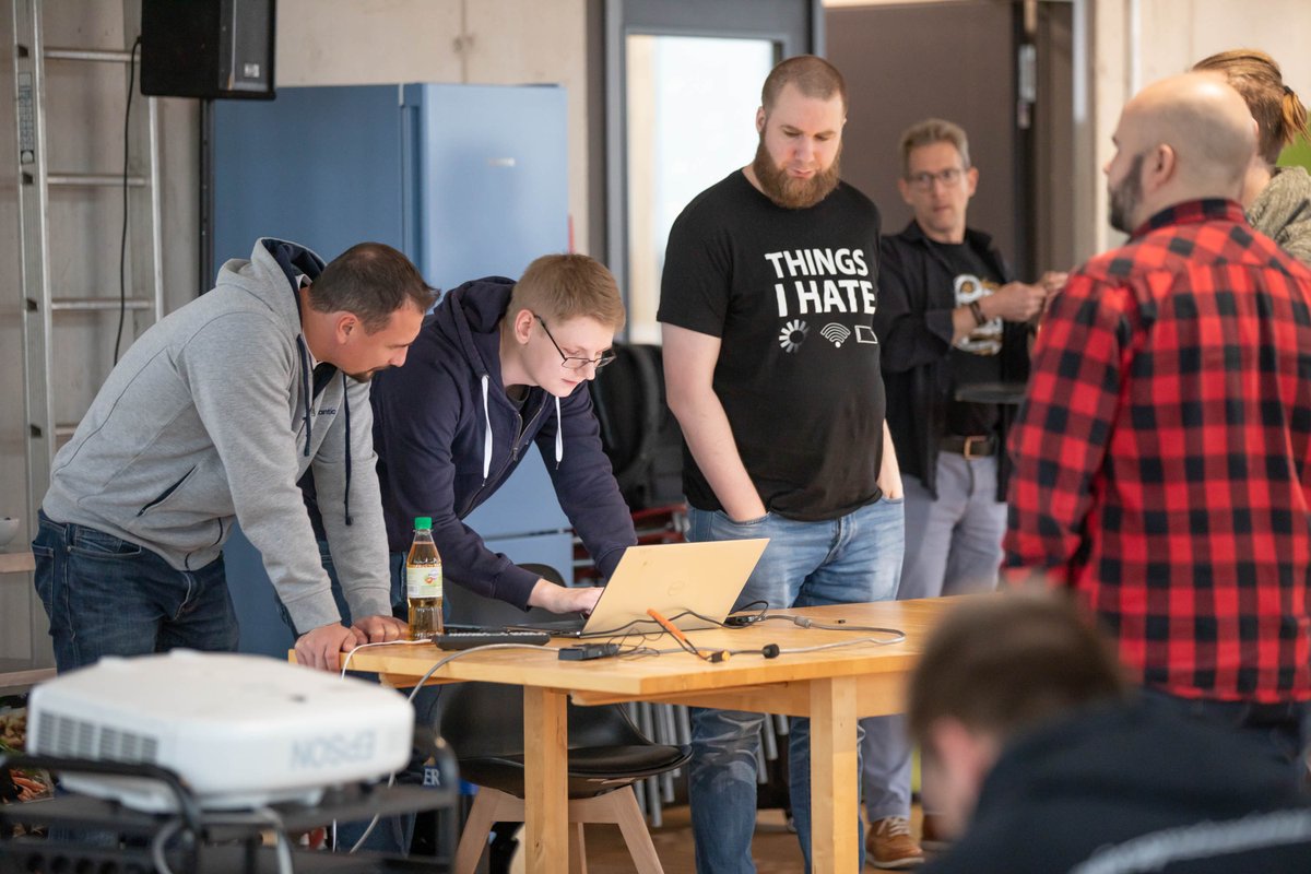 Freiwillig noch mehr über #phpunit lernen - auch in den Pausen hat <a href="/C_Rades/">Christian Rades</a> die #ncaconference Teilnehmer am Start, bei ihm merkt man einfach #OpenSource mit <a href="/ShopwareDevs/">Shopware Developers</a> ist Passion - ein toller Tag ;) <a href="/WesolowskiRafal/">Rafał Wesołowski</a>