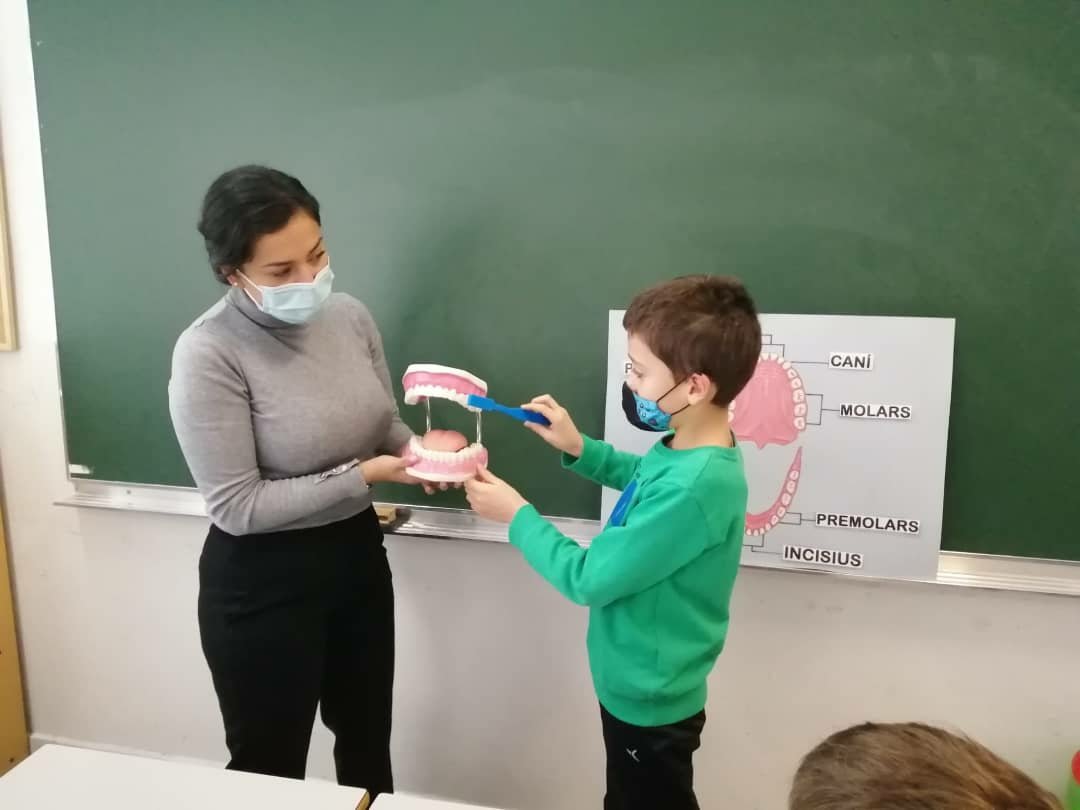 Els alumnes de 4t d'EP han rebut avui la visita de la clínica dental IMOI per tal de fer un taller d'higiene bucal dins del projecte d'alimentació saludable "Tria bo, tria sa" que estem treballant. Ha estat molt enriquidor i profitós.
#connectatsambgoig 
#RedCentrosIT