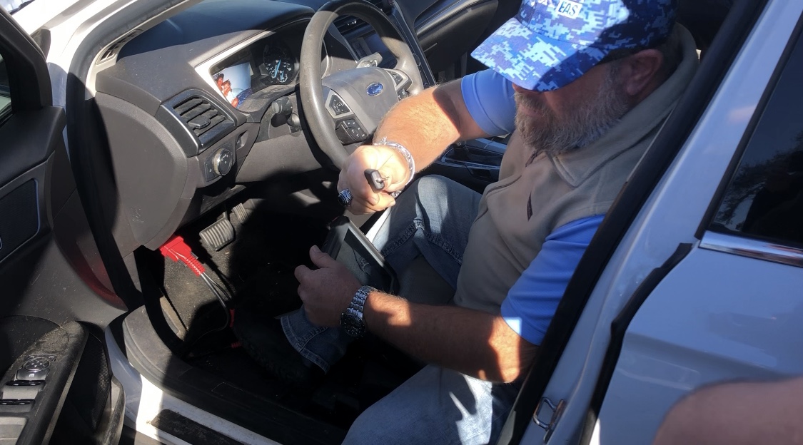 SouthernLock's tweet image. #LockLabs counter day going strong here at Southern Lock 🔑 We're cutting, we're programming, we're impressed! And you will be too! Swing by until 2pm to check these machines out for yourself. #Triton #AutoProPAD #xhorse